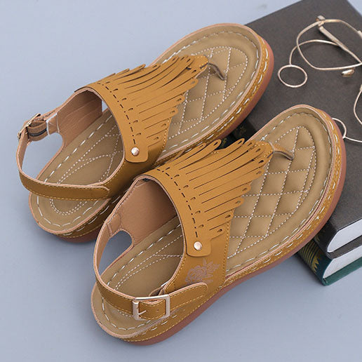 Schicke Flip-Flops mit Fransen und Keilabsatz