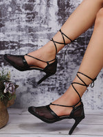 Stiletto-Absätze aus Netzstoff mit quadratischer Zehenpartie und überkreuzten Riemen