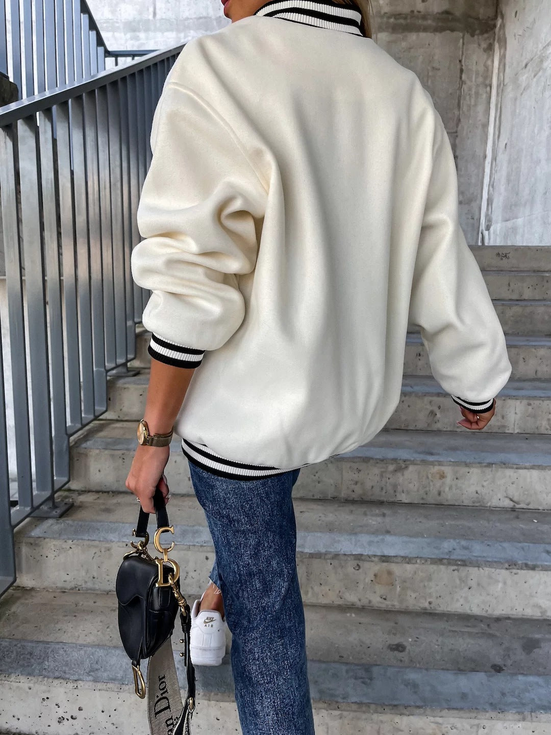 Klassische, kontrastierende Baseball-Wolljacke mit Taschen