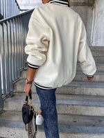 Klassische, kontrastierende Baseball-Wolljacke mit Taschen