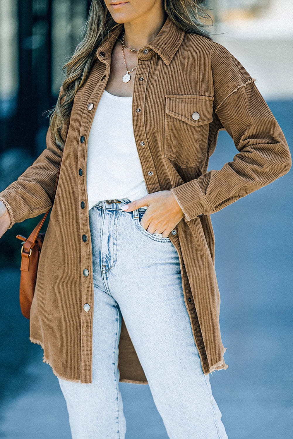 Mittellange, übergroße Cord-Hemdjacke mit Knöpfen