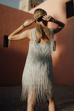 Ärmelloses Strapskleid mit hoher Taille und Fransen
