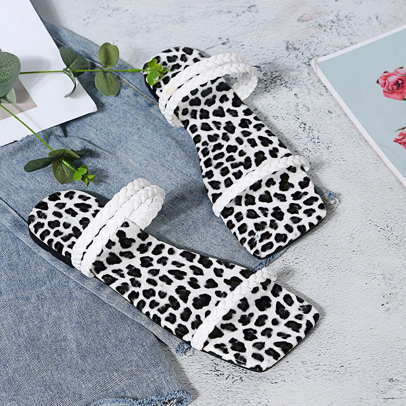 Pantoufles tressées à bout carré et bas léopard