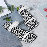 Pantoufles tressées à bout carré et bas léopard