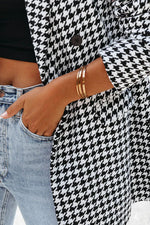 Weißer karierter Mantel „Happy To Be Here“.