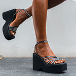 Plateau-Sandalen mit Keilabsatz und Strassriemen