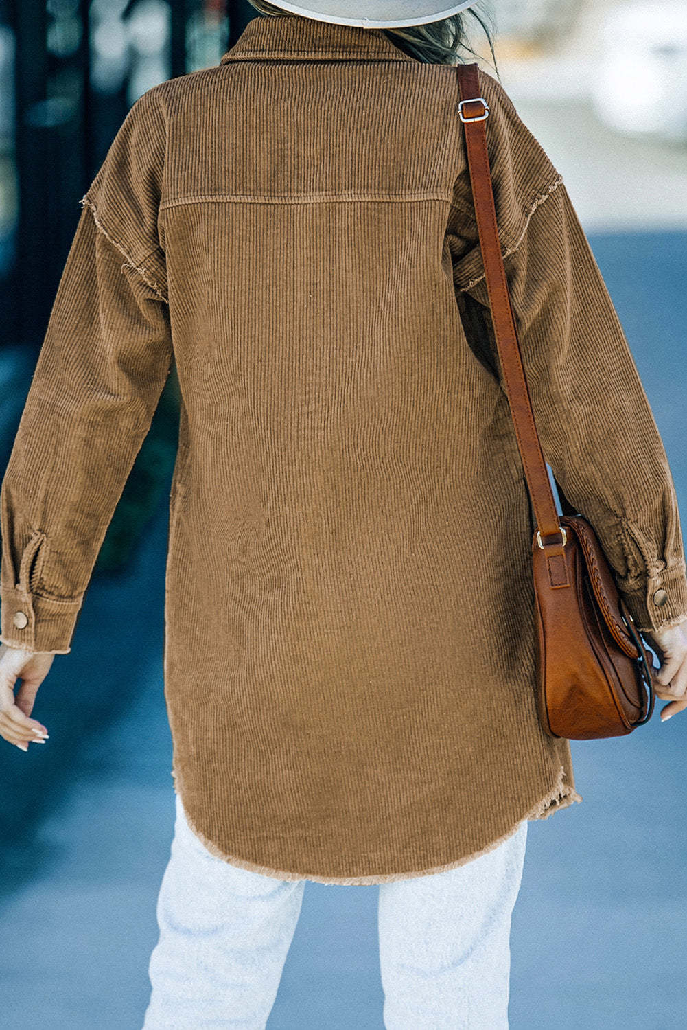 Mittellange, übergroße Cord-Hemdjacke mit Knöpfen