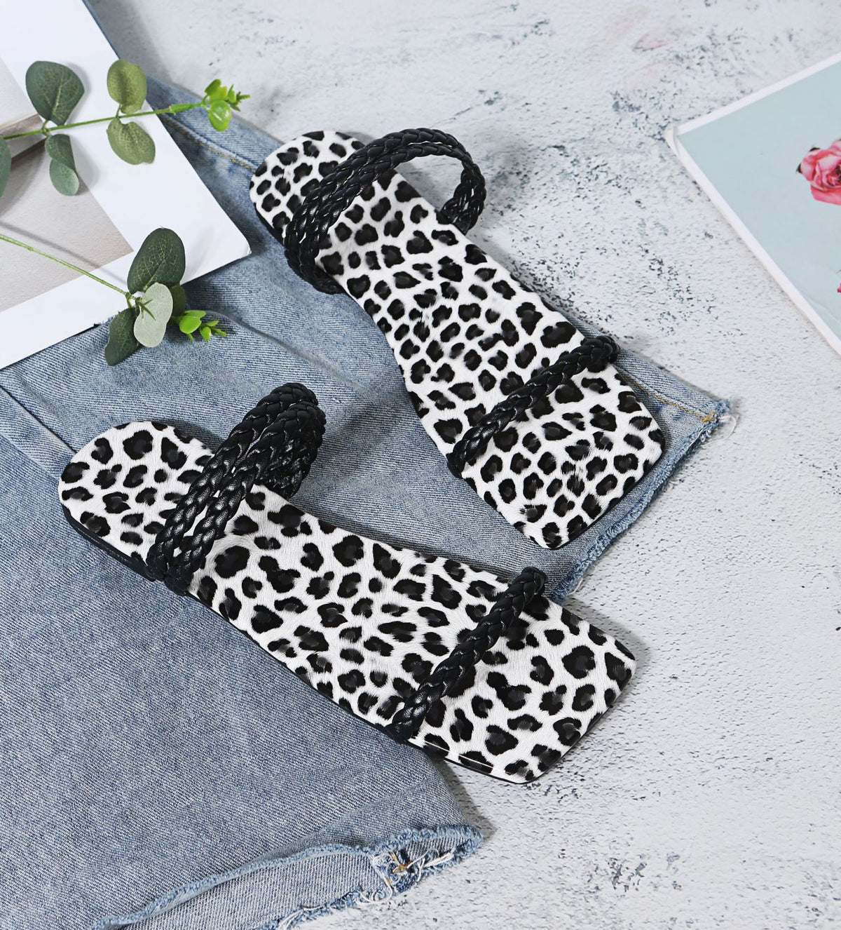 Pantoufles tressées à bout carré et bas léopard