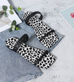 Pantoufles tressées à bout carré et bas léopard