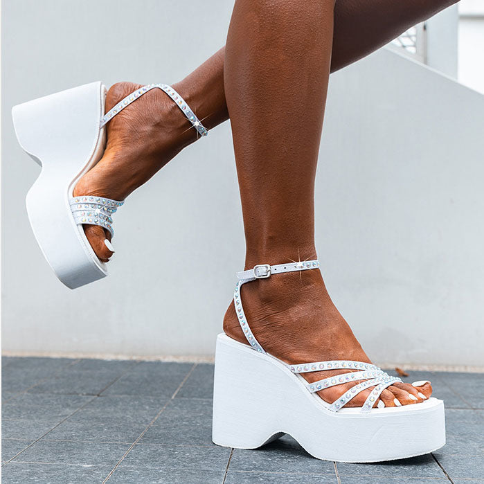 Plateau-Sandalen mit Keilabsatz und Strassriemen