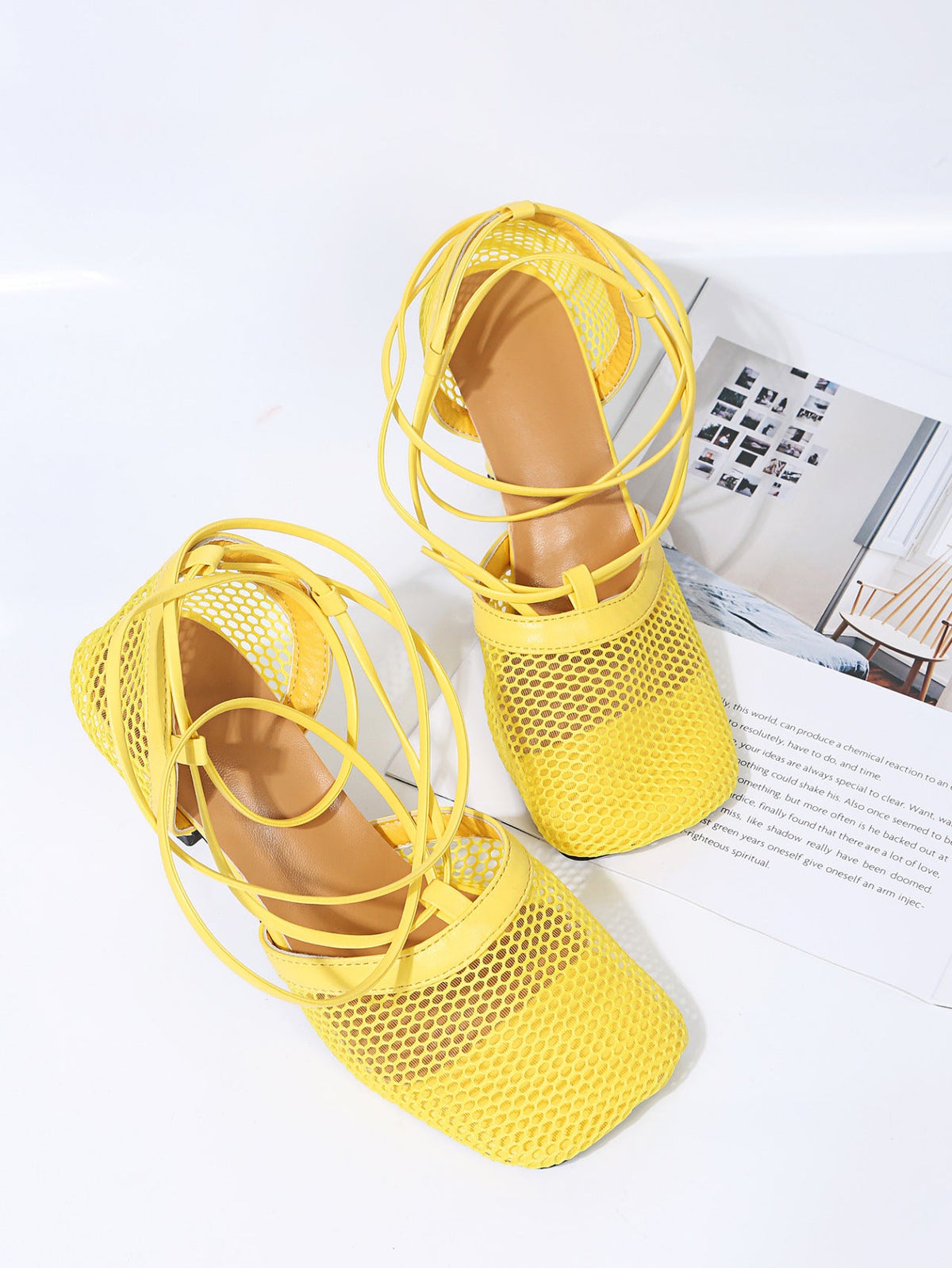 Stiletto-Absätze aus Netzstoff mit quadratischer Zehenpartie und überkreuzten Riemen