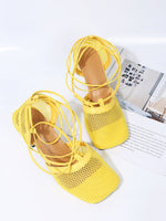 Stiletto-Absätze aus Netzstoff mit quadratischer Zehenpartie und überkreuzten Riemen