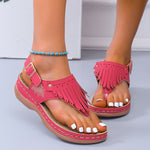 Schicke Flip-Flops mit Fransen und Keilabsatz