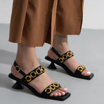 Sandalen mit quadratischer Zehenpartie und Kette und hohem Absatz