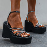 Plateau-Sandalen mit Keilabsatz und Strassriemen