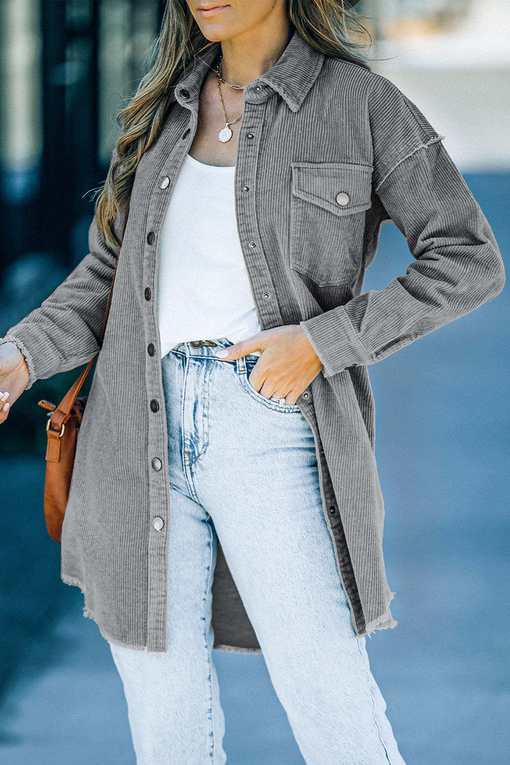 Mittellange, übergroße Cord-Hemdjacke mit Knöpfen