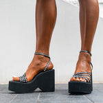 Plateau-Sandalen mit Keilabsatz und Strassriemen