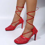 Stiletto-Absätze aus Netzstoff mit quadratischer Zehenpartie und überkreuzten Riemen