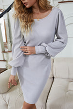 Rückenfreies Strickkleid mit Puffärmeln aus Spitze