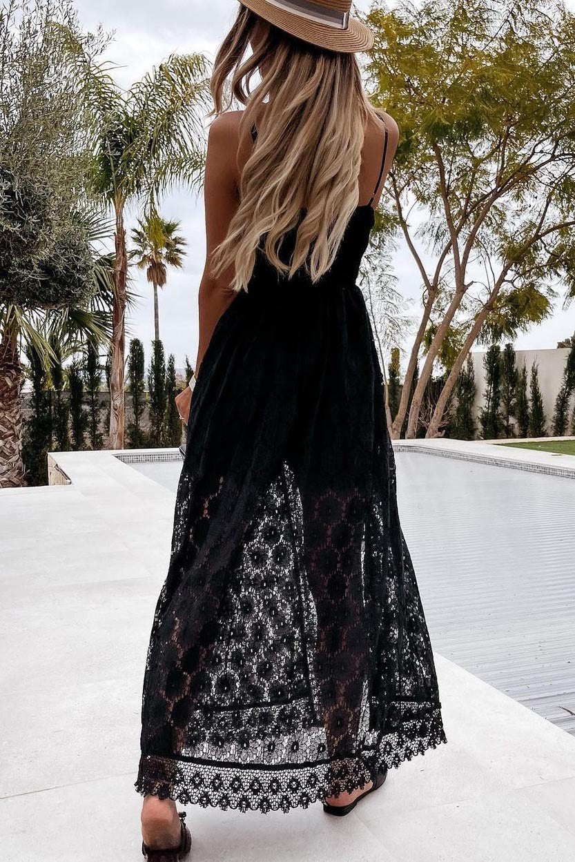 Halten Sie einfach ein weißes Midikleid mit Ösen fest