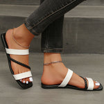 Pantoufles plates à brides croisées color block