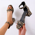 Sandalen mit Leopardenmuster und einer Schnalle und dickem Absatz