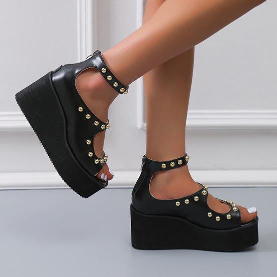 Chaussures romaines cloutées avec fermeture éclair à l'arrière