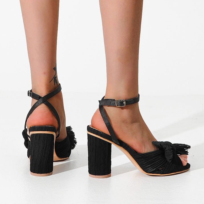 Sandalen aus Flanell mit Spitze, klobigem Absatz und Fliege