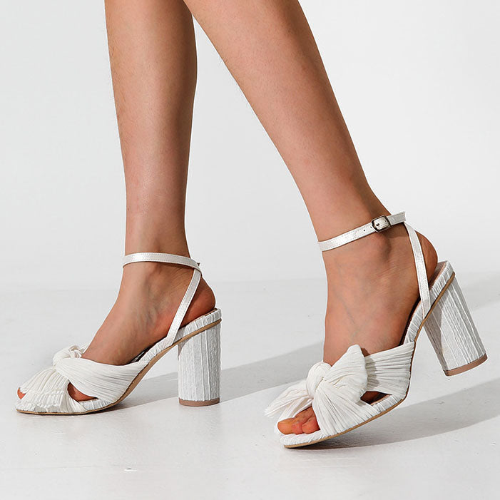 Sandalen aus Flanell mit Spitze, klobigem Absatz und Fliege