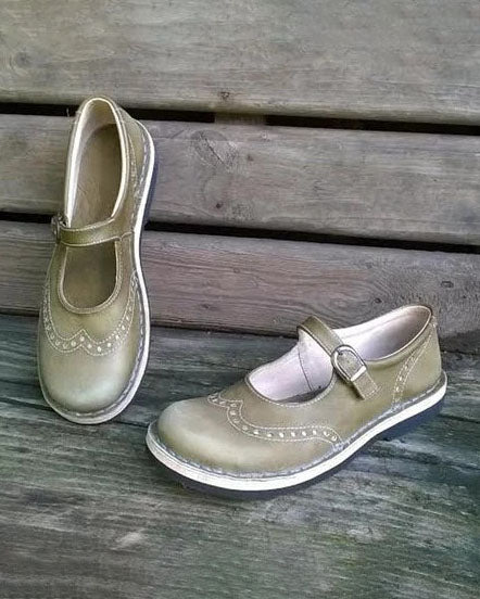 Zapatos nostálgicos de hebilla plana y punta cuadrada y boca baja