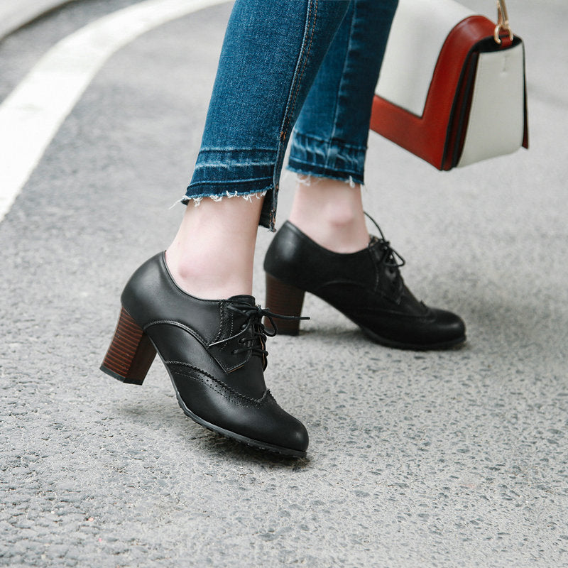 Hochhackige Schnür-Brogues