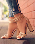 Geflochtene Riemen an der Oberseite der klobigen High Heels-Sandalen