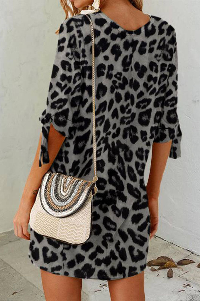 Vestido com estampa de leopardo, gola redonda e manga média