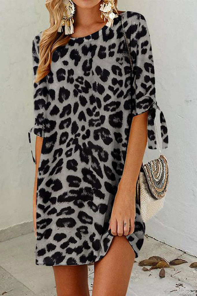 Vestido com estampa de leopardo, gola redonda e manga média
