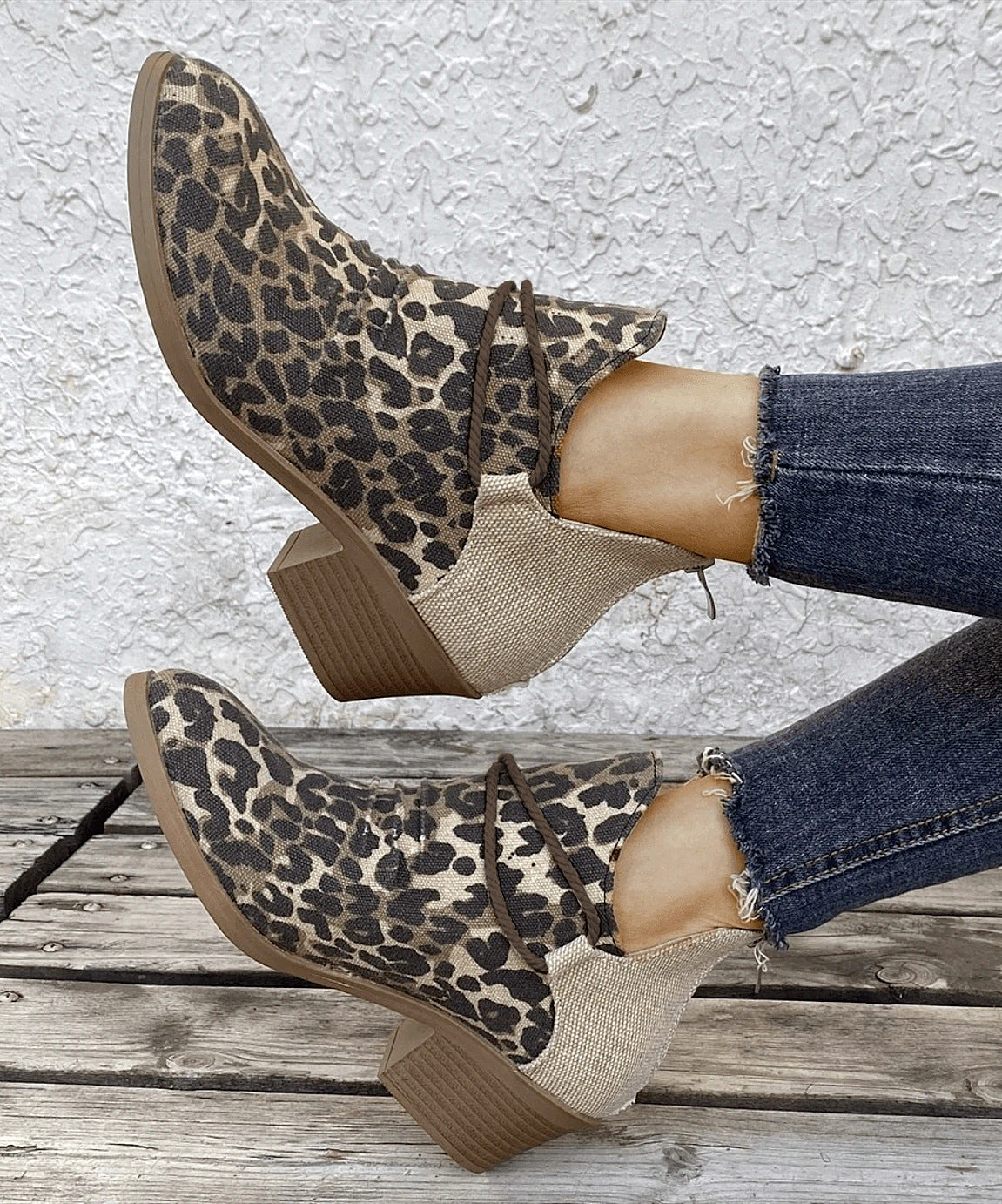 Botas de leopardo con punta en punta de lona rugosa