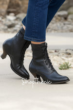 Fearless Stride Low-heeled lace-up ankle boots