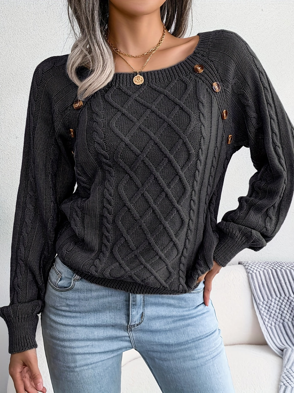 Zopfstrickpullover mit Knopfverzierung und Rundhalsausschnitt