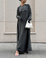 Set aus langer gestrickter Langarm-Strickjacke und Strapskleid