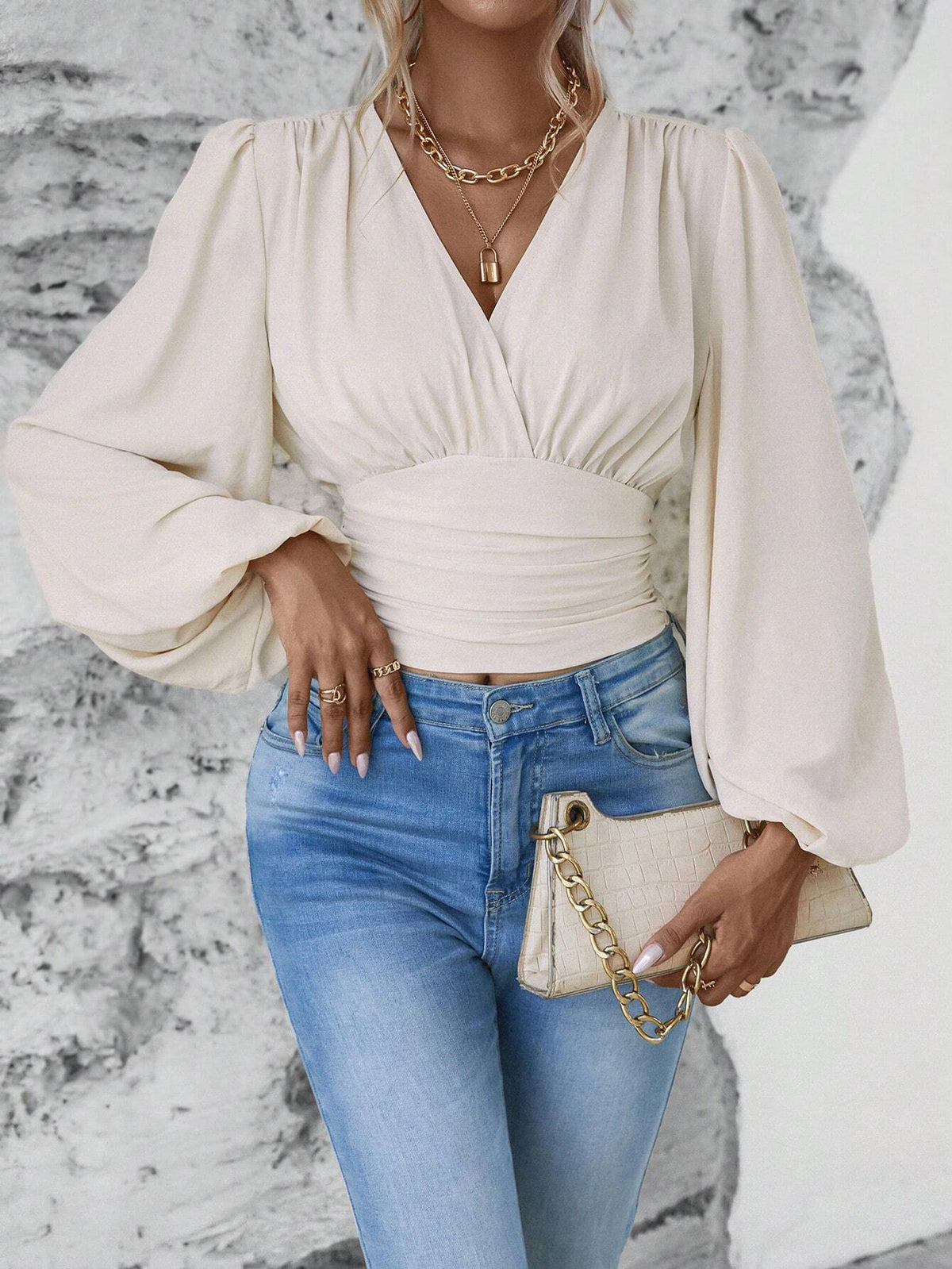 Bluse mit V-Ausschnitt und Laternenärmeln in Taillenform