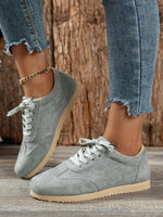 Flache Oxfords aus Wildleder mit runder Spitze im Vintage-Stil