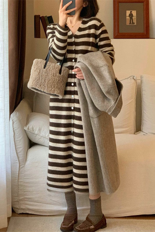 Langes Kleid aus gestreifter Strickjacke mit V-Ausschnitt
