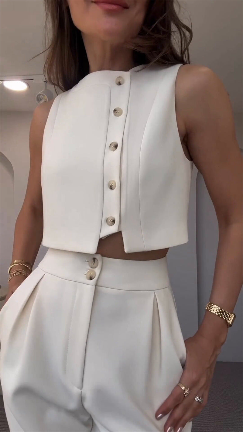 Ensemble deux pièces : débardeur boutonné sans manches et pantalon court taille haute