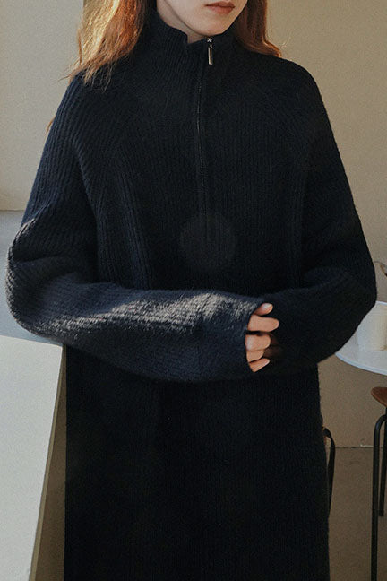 Strickkleid mit halbem Reißverschluss über dem Knie