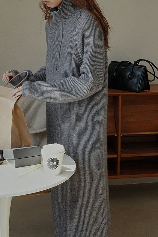 Strickkleid mit halbem Reißverschluss über dem Knie