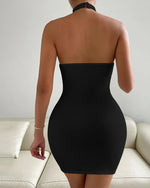 Ärmelloses, figurbetontes Kleid mit offenem Rücken und hohem Halsausschnitt