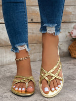 Flache Sandalen mit gewebtem Zehenring in Gold und Silber