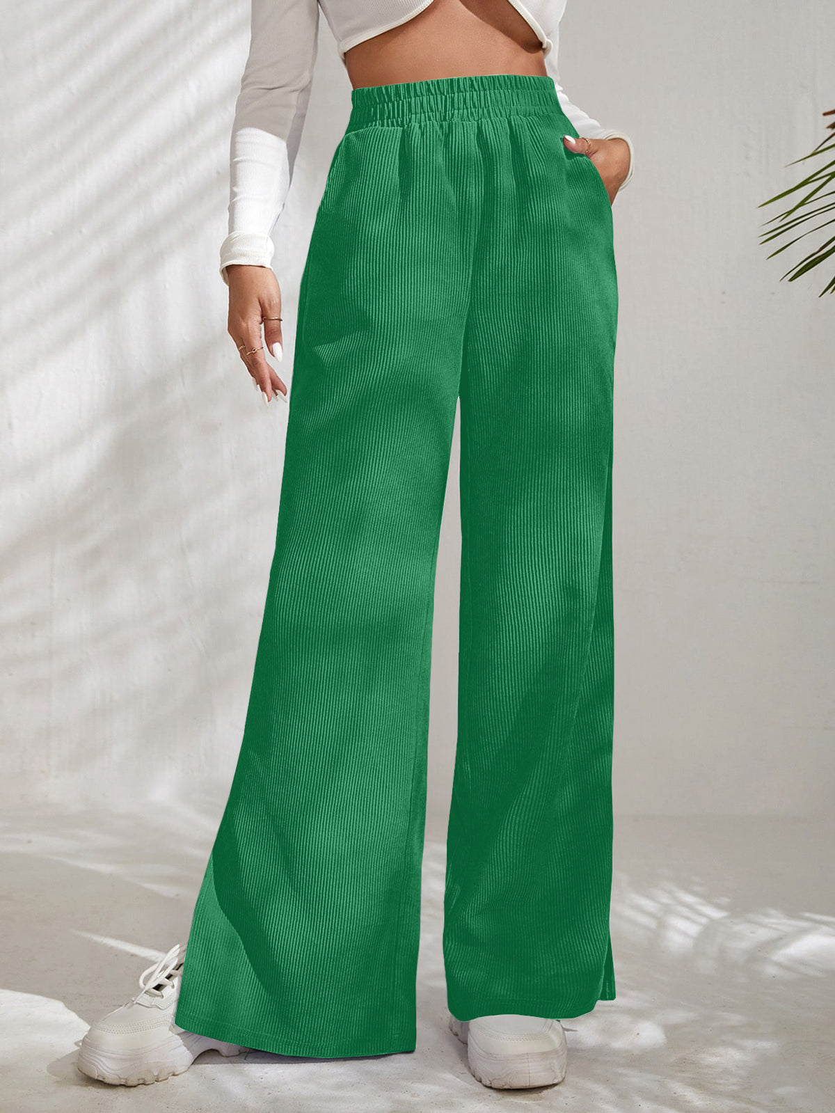 Cordhose mit hohem Bund und Schlitz am Saum