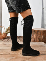 Bottes plates noires élastiques au-dessus du genou