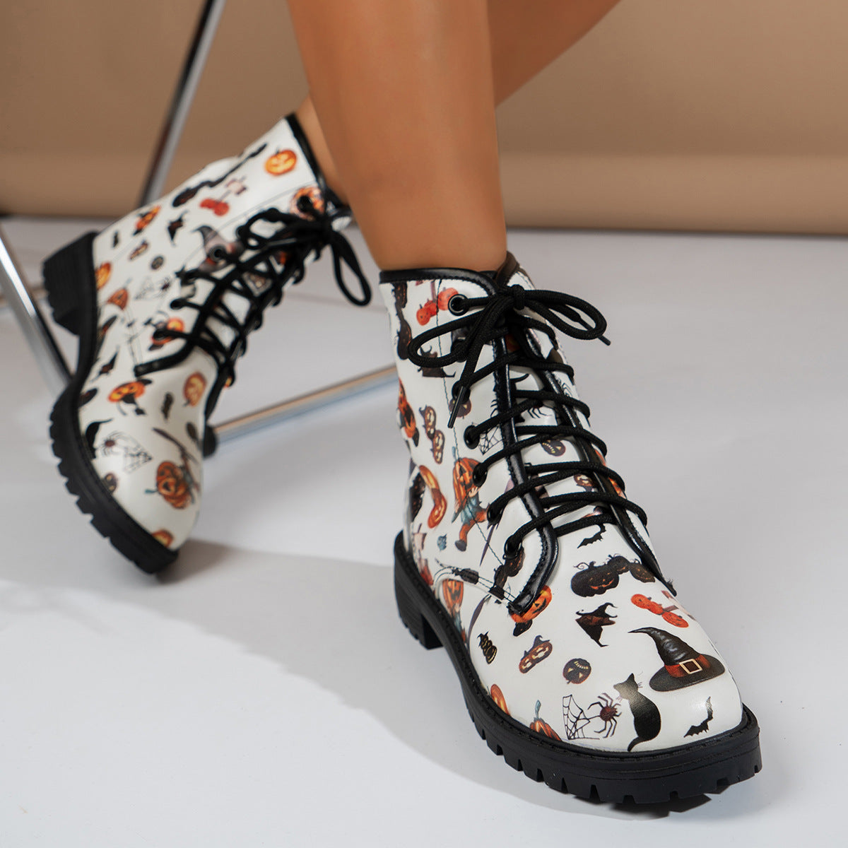 Martin-Stiefel mit Halloween-Cartoon-Print