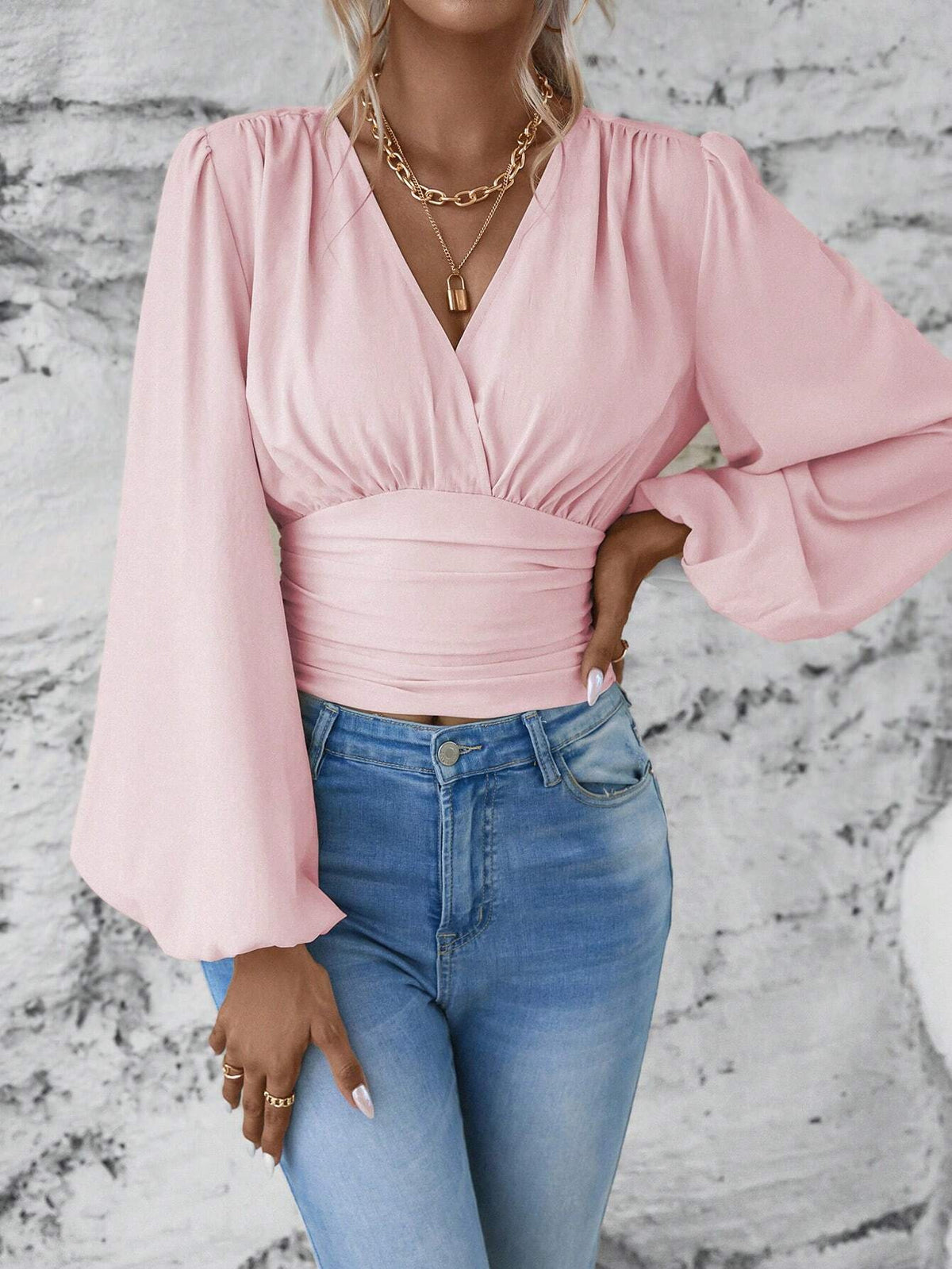Bluse mit V-Ausschnitt und Laternenärmeln in Taillenform